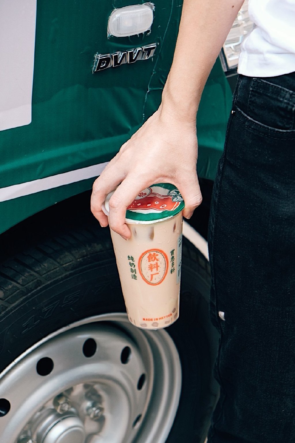 喜小茶飲料廠來了，開著五菱汽車限時“土酷”出攤